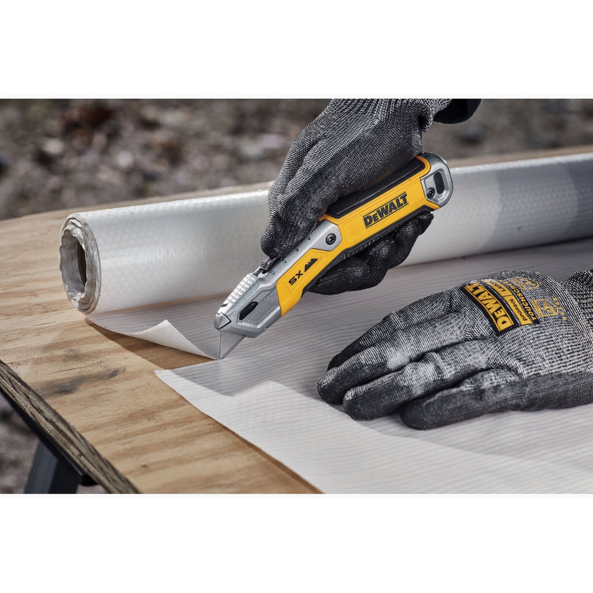 DEWALT Retractable Utility Knife Image 5