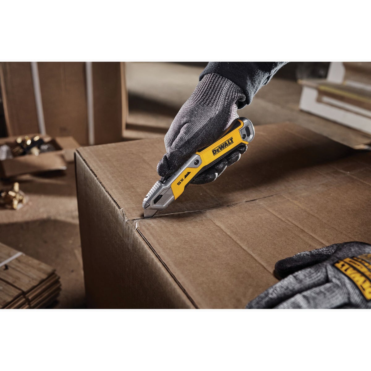 DEWALT Retractable Utility Knife Image 3