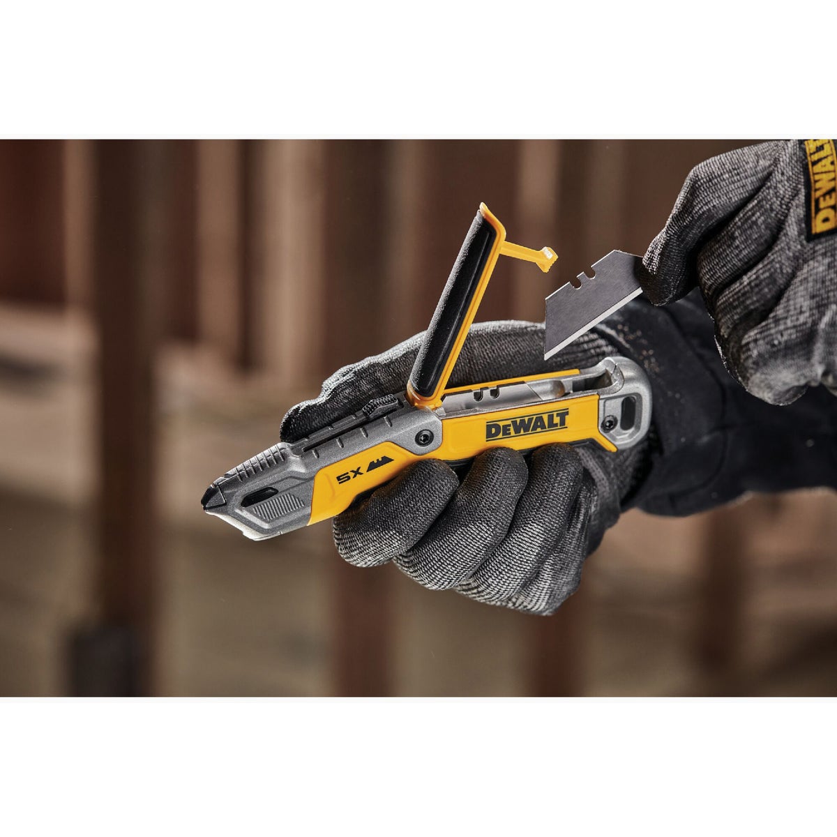 DEWALT Retractable Utility Knife Image 2