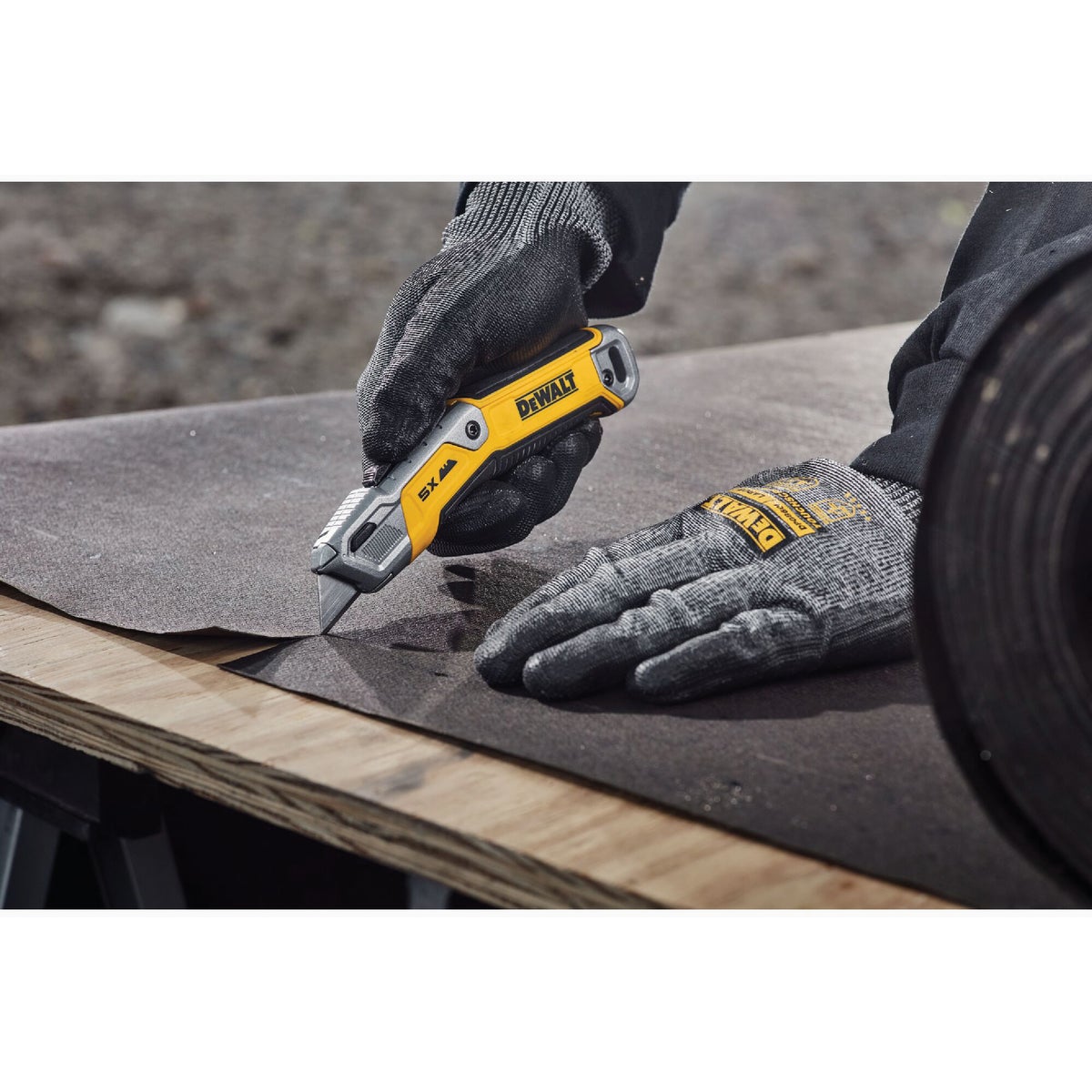 DEWALT Retractable Utility Knife Image 4