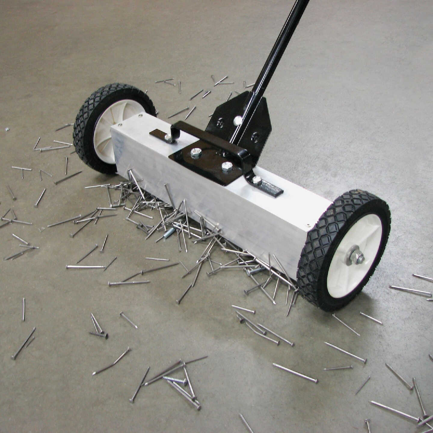 Master Magnetics 18 in. Magnetic Floor Sweeper Image 3