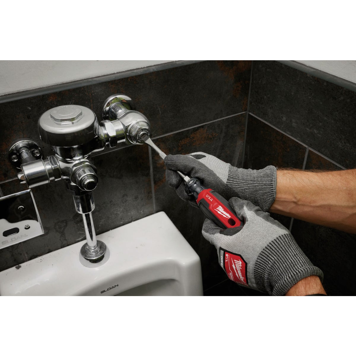 Milwaukee 5/16 In. x 6 In. Slotted Screwdriver with Cushion Grip Image 5