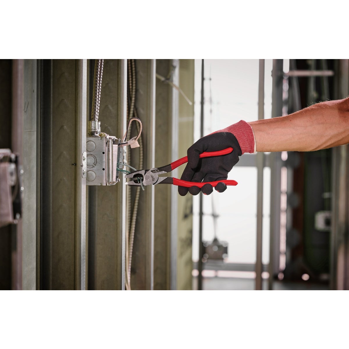 Milwaukee 9 In. Dipped Grip Linesman Pliers Image 4