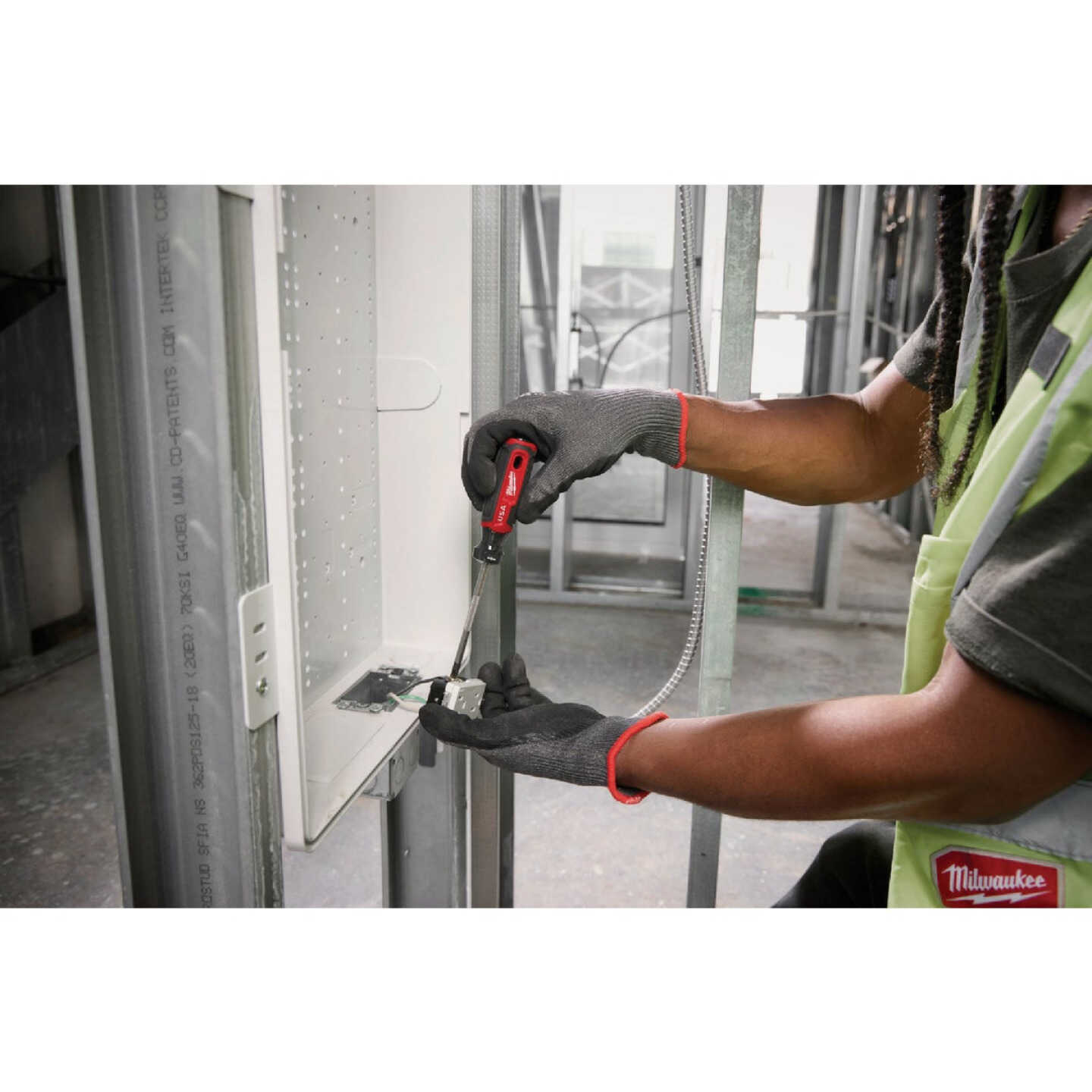 Milwaukee #2 x 4 In. ECX Cushion Grip Screwdriver (USA) Image 6