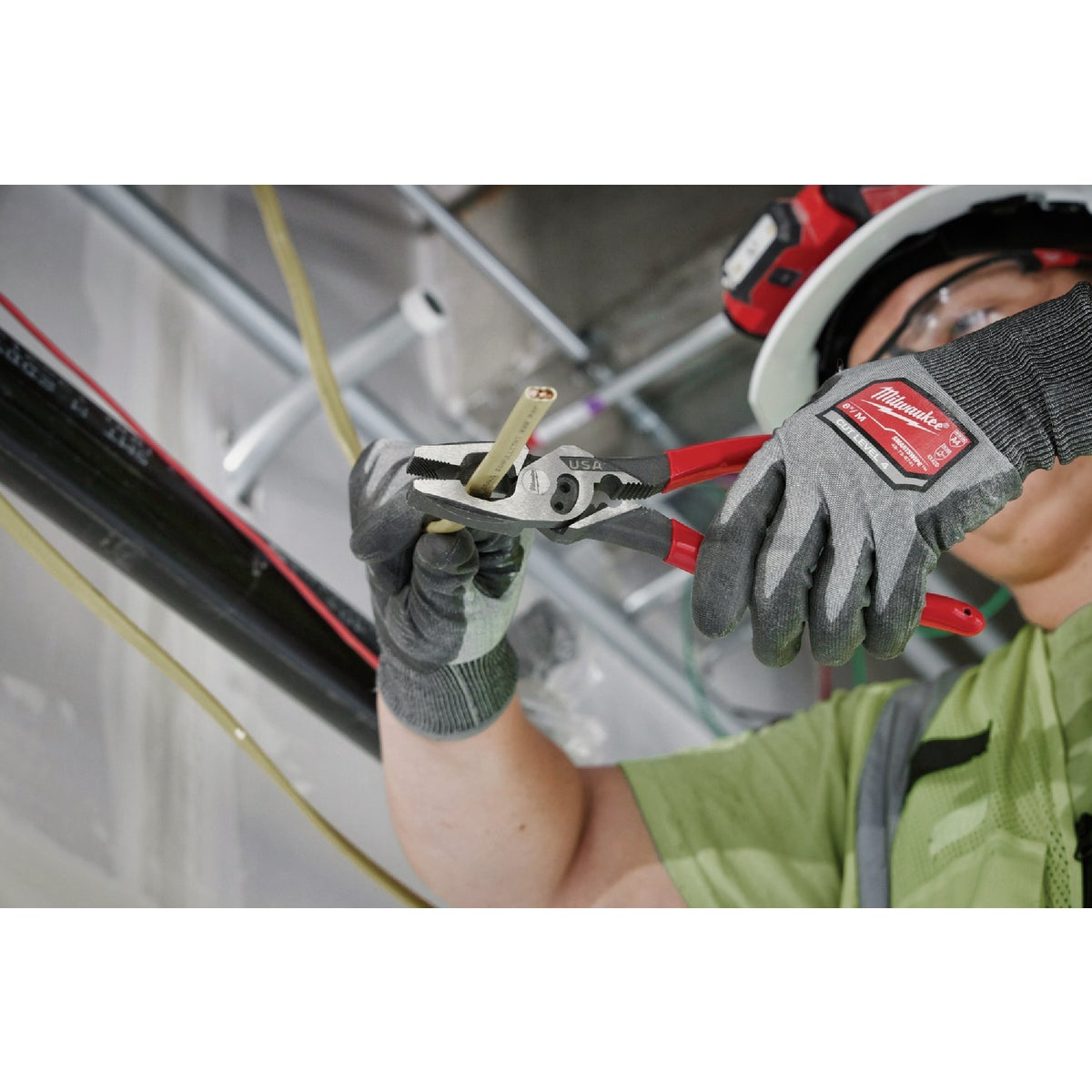 Milwaukee 9 In. Dipped Grip Linesman Pliers with Crimper and Bolt Cutter Image 3