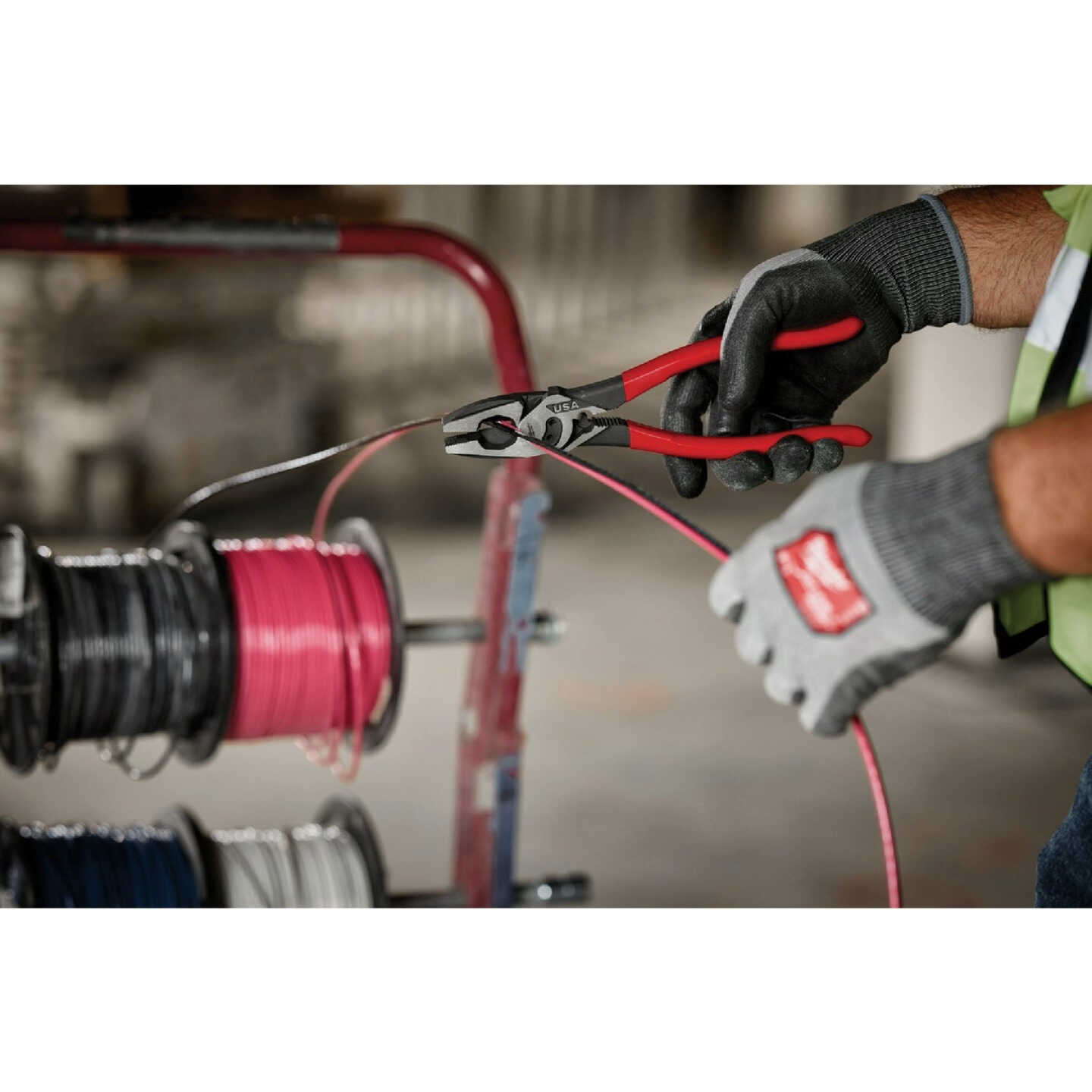 Milwaukee 9 In. Dipped Grip Linesman Pliers with Crimper and Bolt Cutter Image 4