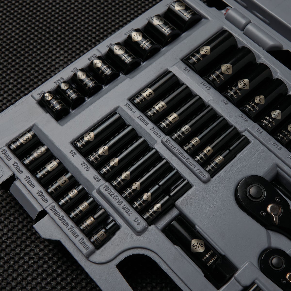 Stanley Standard/Metric 1/4 In. Drive & 3/8 In. Drive Black Chrome Combination Ratchet & Socket Set (69-Piece) Image 4