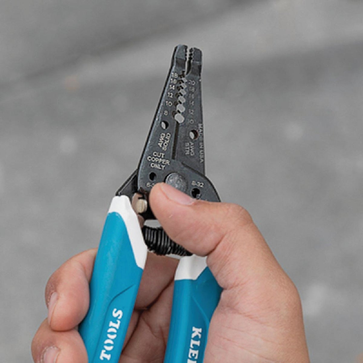 Klein 7.4 In. 8 to 18 AWG Solid, 10 to 20 Stranded Wire Stripper Image 2