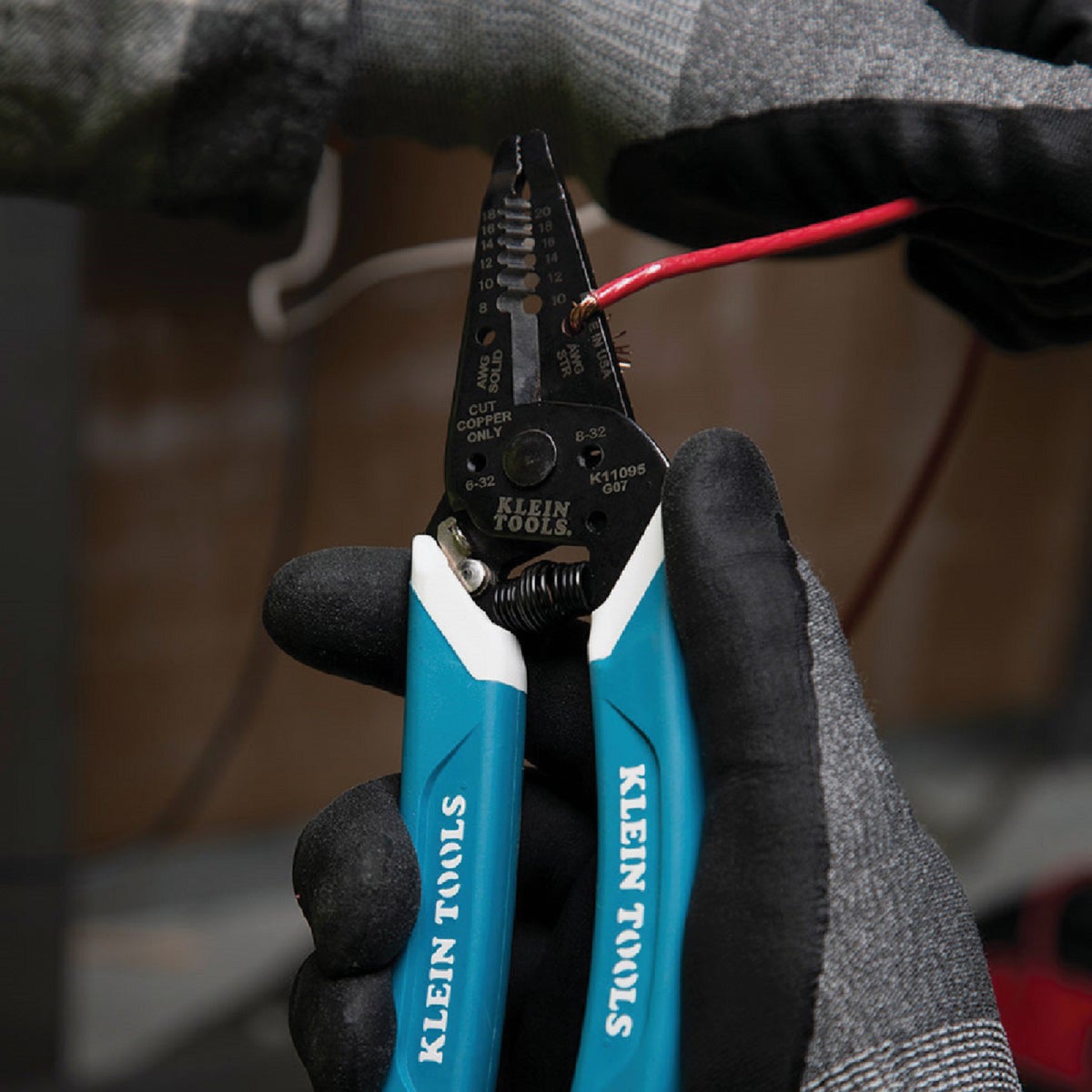 Klein 7.4 In. 8 to 18 AWG Solid, 10 to 20 Stranded Wire Stripper Image 6