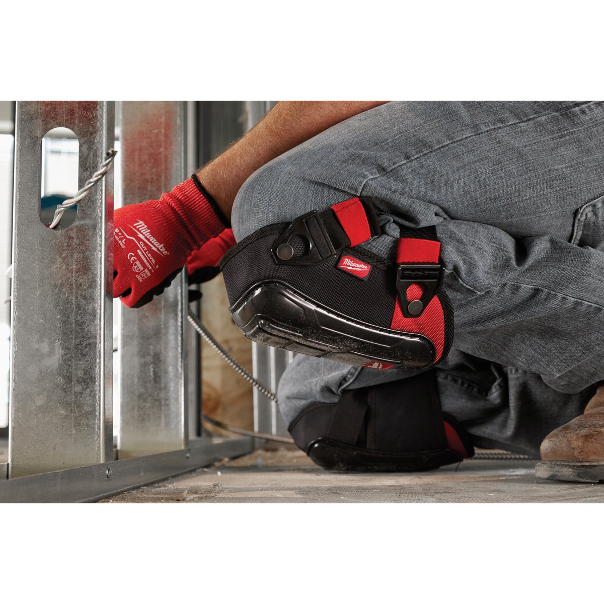 Milwaukee Dynamic Knee Pad with Wide Strap Image 2