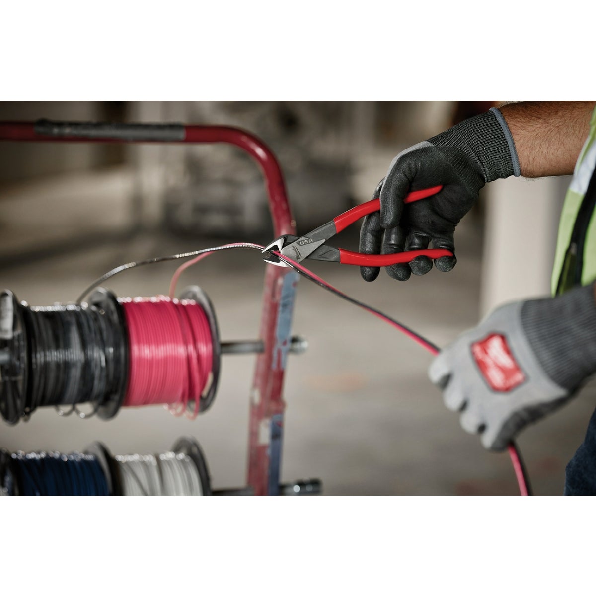 Milwaukee 7 In. Dipped Grip Diagonal Cutting Pliers Image 4