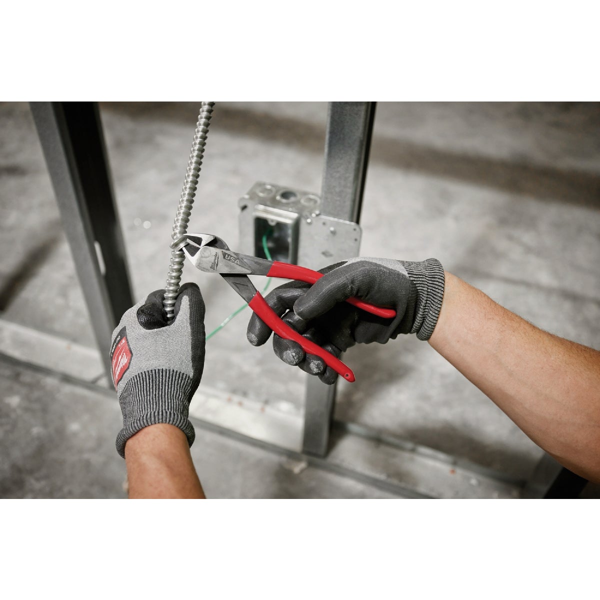Milwaukee 7 In. Dipped Grip Diagonal Cutting Pliers Image 6