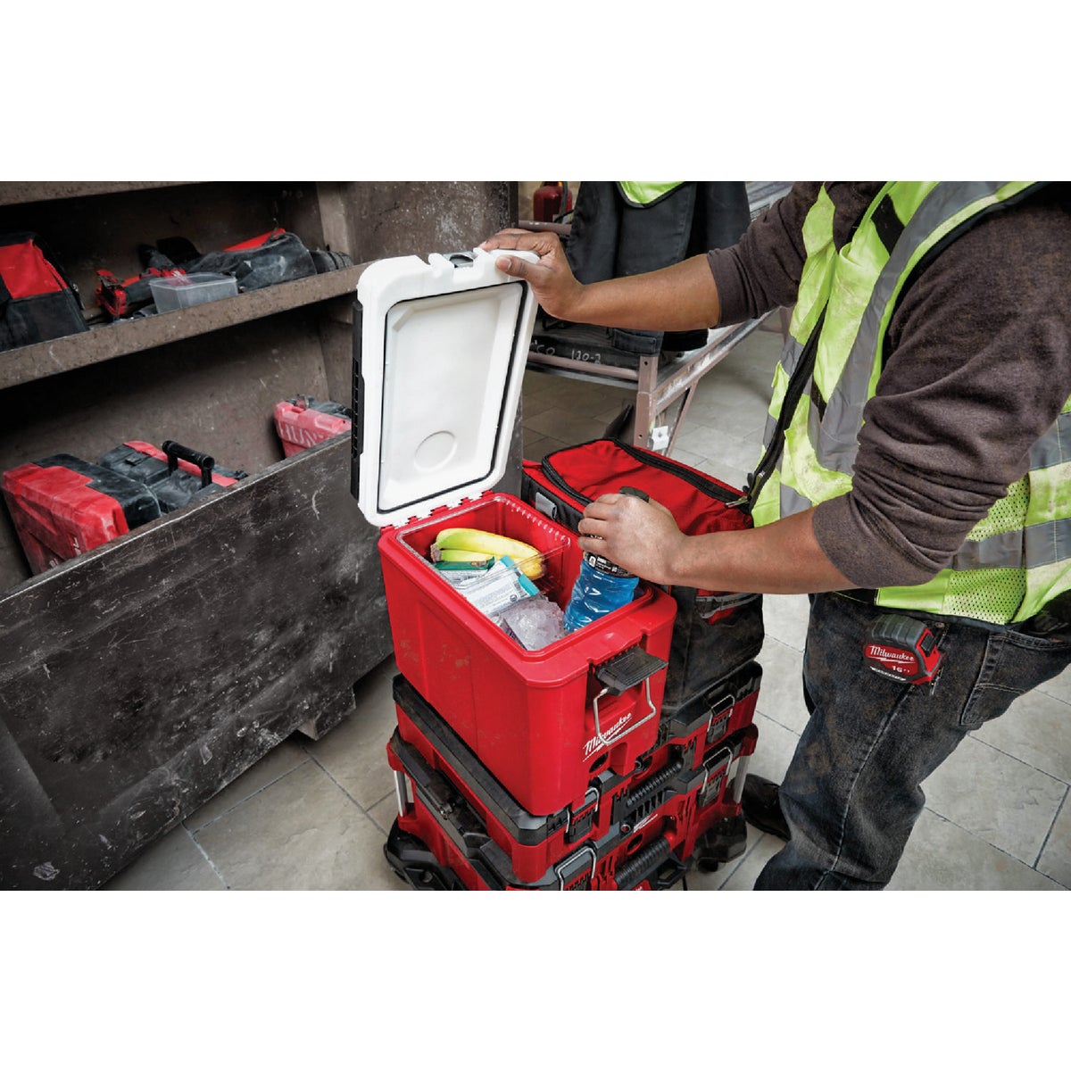 Milwaukee PACKOUT 16 Qt. Compact Cooler, Red/White Image 2