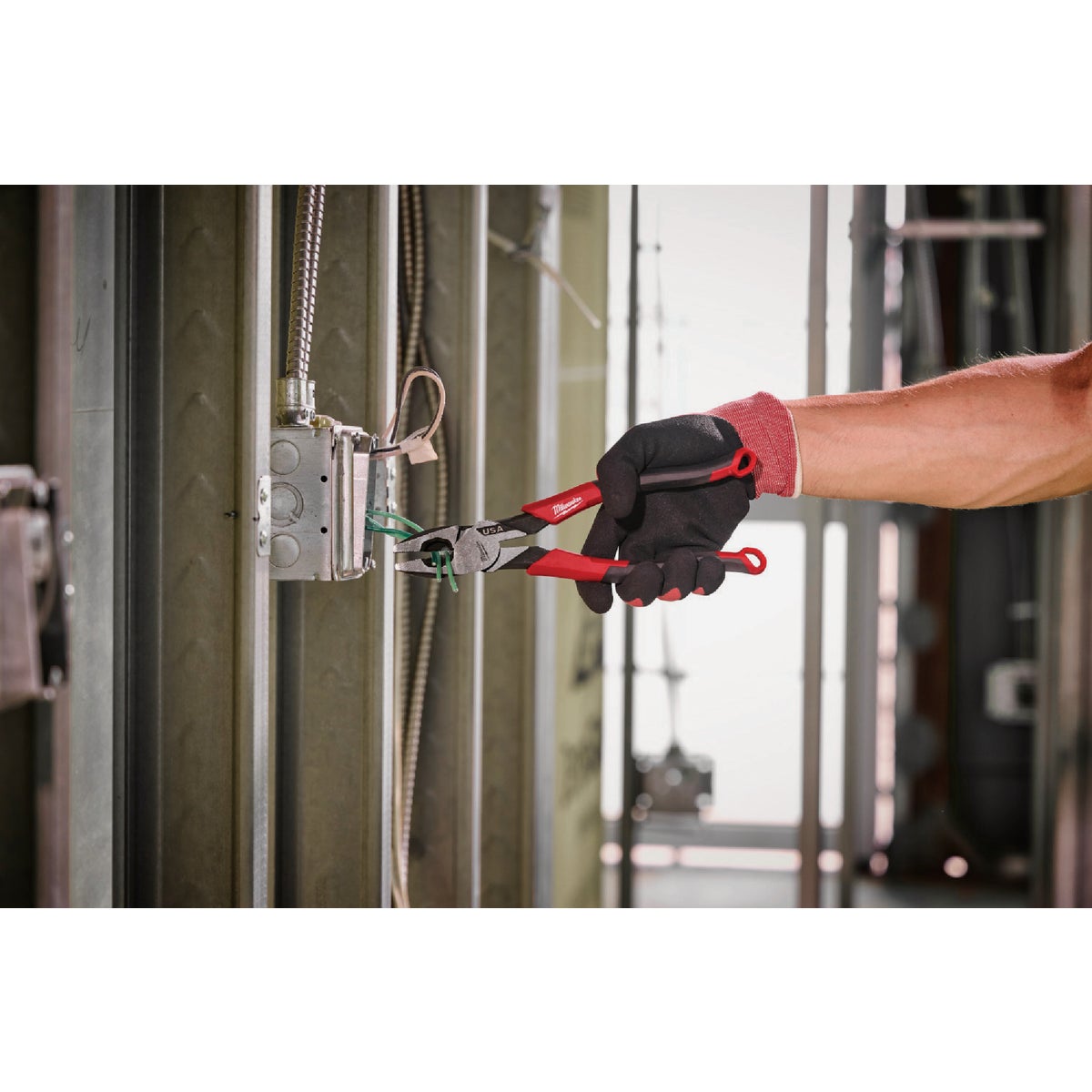 Milwaukee 9 In. Comfort Grip Linesman Pliers Image 6