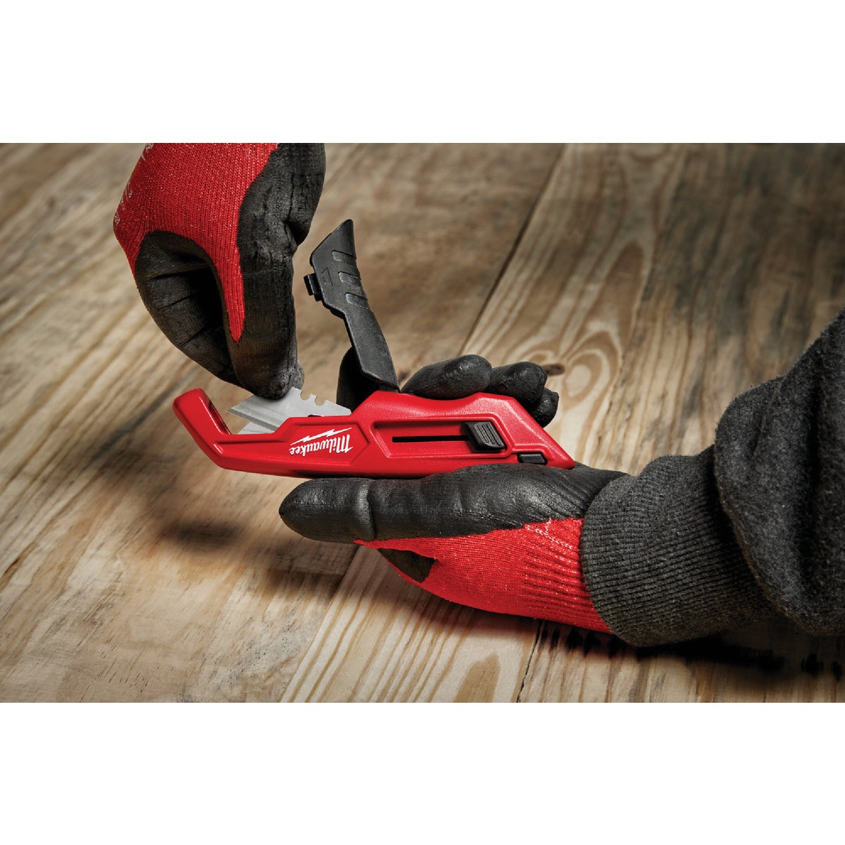 Milwaukee Side Sliding Utility Knife Image 2