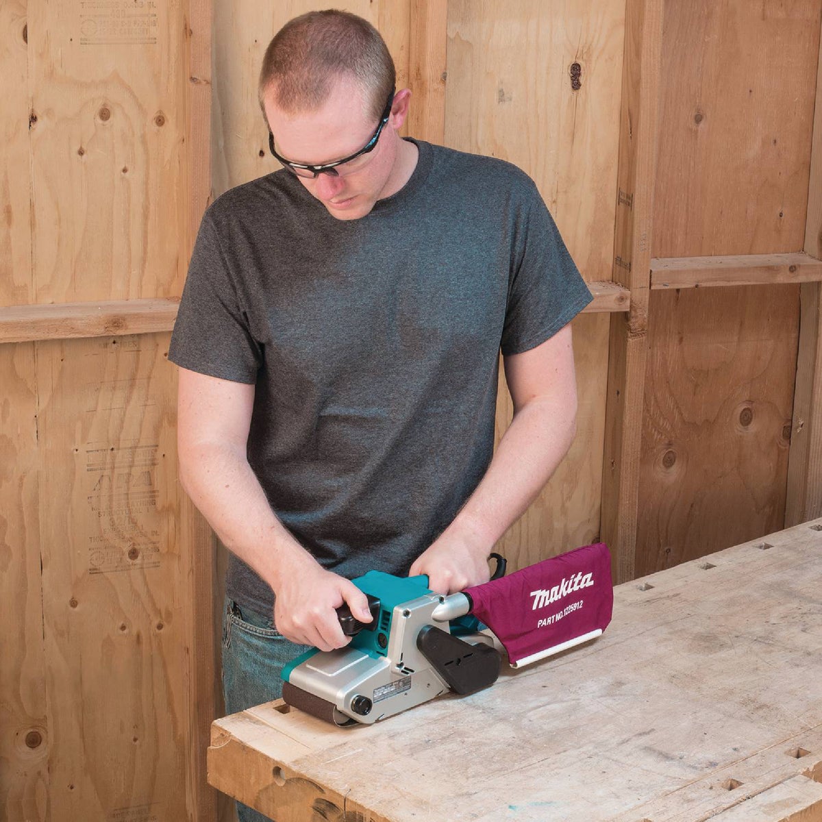 Makita 4 In. x 24 In. 8.8-Amp Belt Sander Image 2