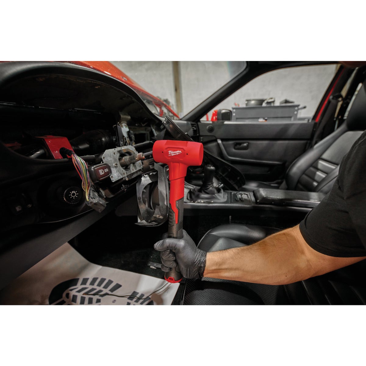 Milwaukee 28 Oz. Dead Blow Hammer Image 4