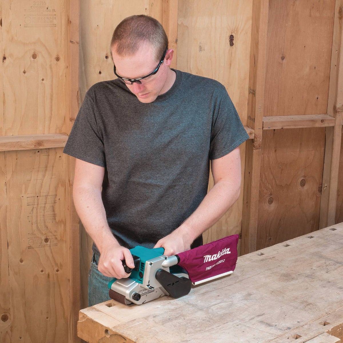 Makita 3 In. x 21 In. 8.8-Amp Belt Sander Image 2