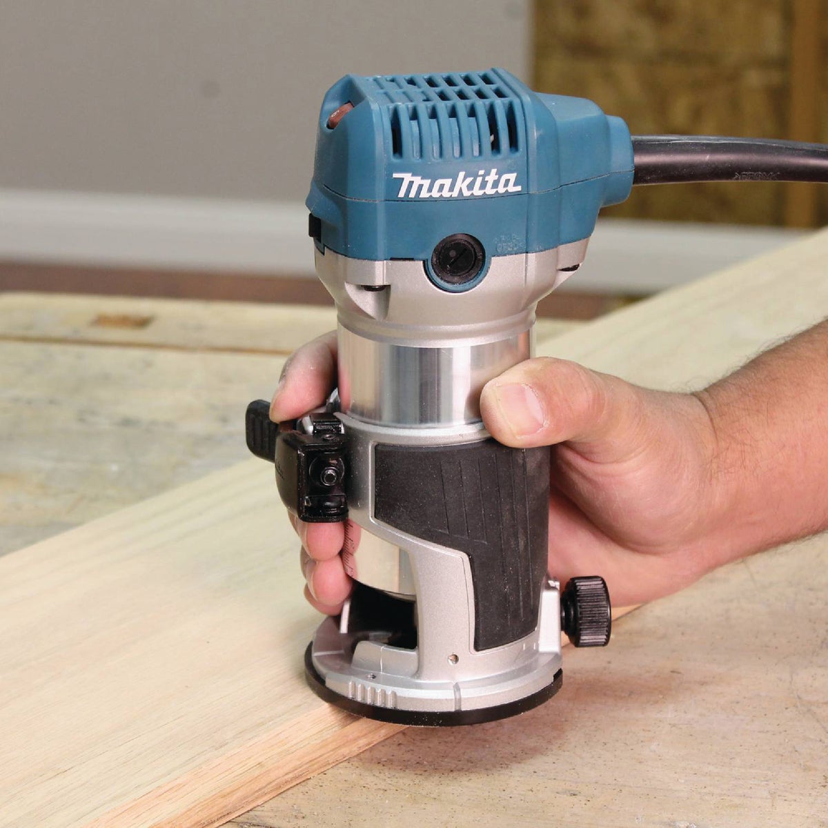 Makita 6.5-Amp 1.25 HP Variable Speed Compact Router Image 2