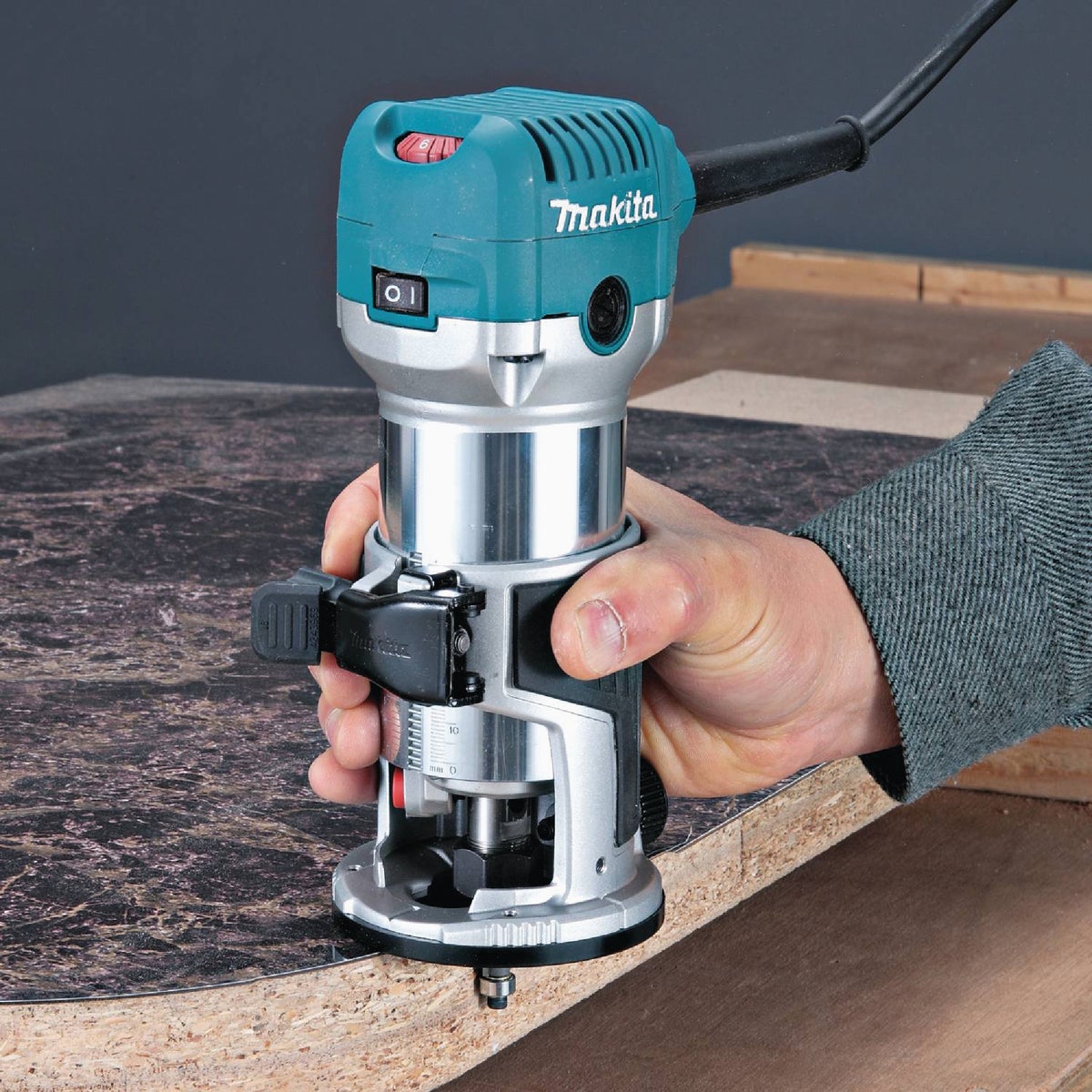 Makita 6.5-Amp 1.25 HP Variable Speed Compact Router Image 3