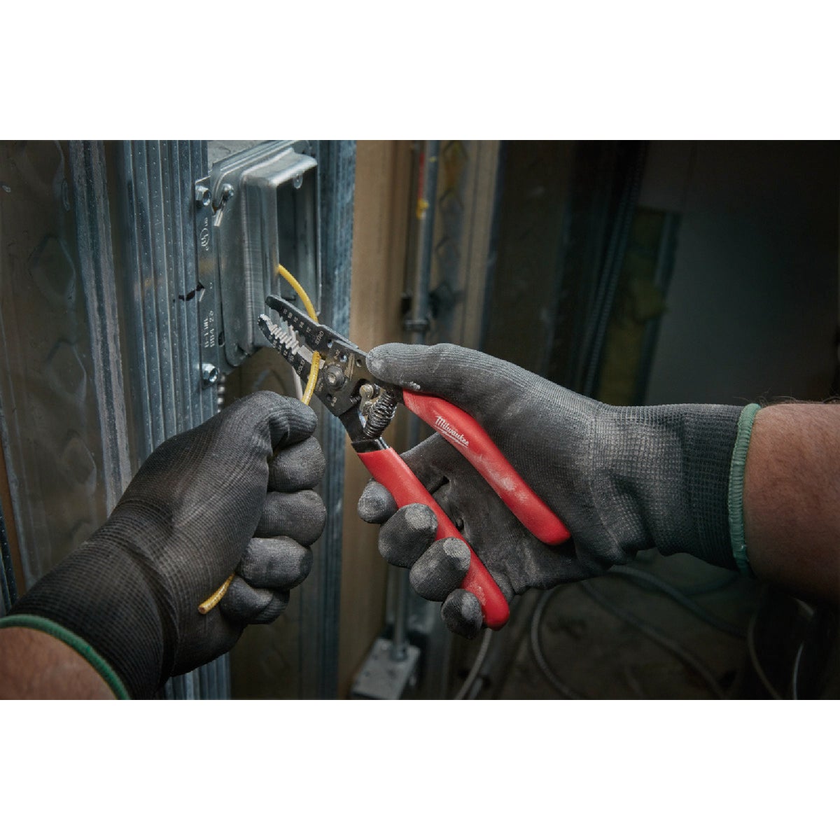 Milwaukee 7 In. 10 AWG to 20 AWG Solid/Stranded Wire Stripper/Cutter Image 3