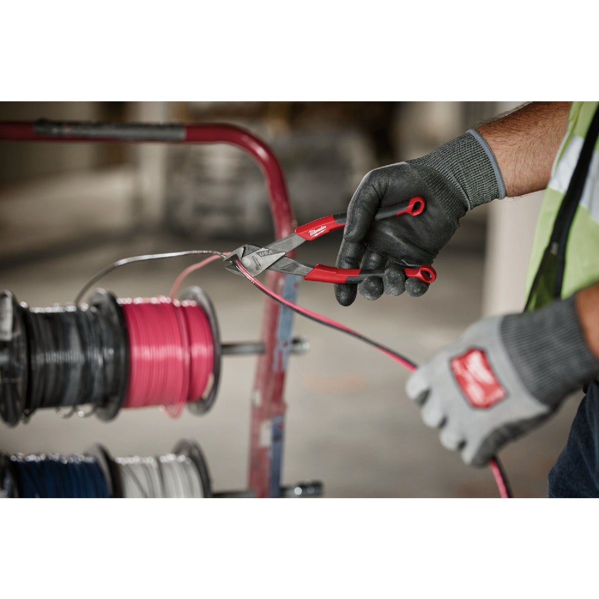 Milwaukee 8 In. Comfort Grip Diagonal Cutting Pliers (USA) Image 3