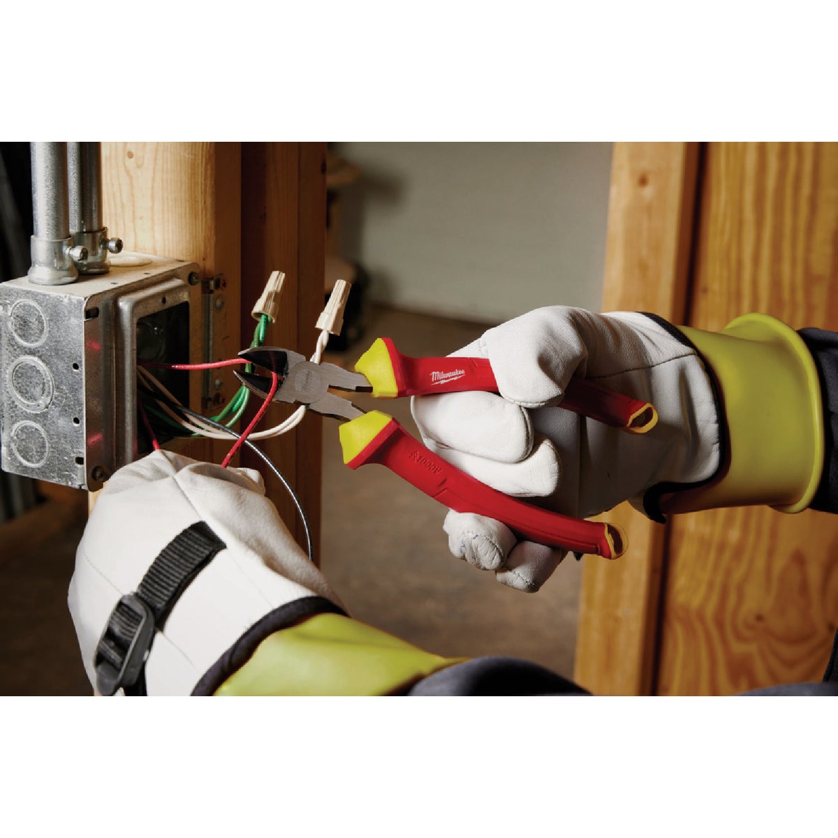 Milwaukee 8 In. 1000V Insulated Diagonal Cutting Pliers Image 3