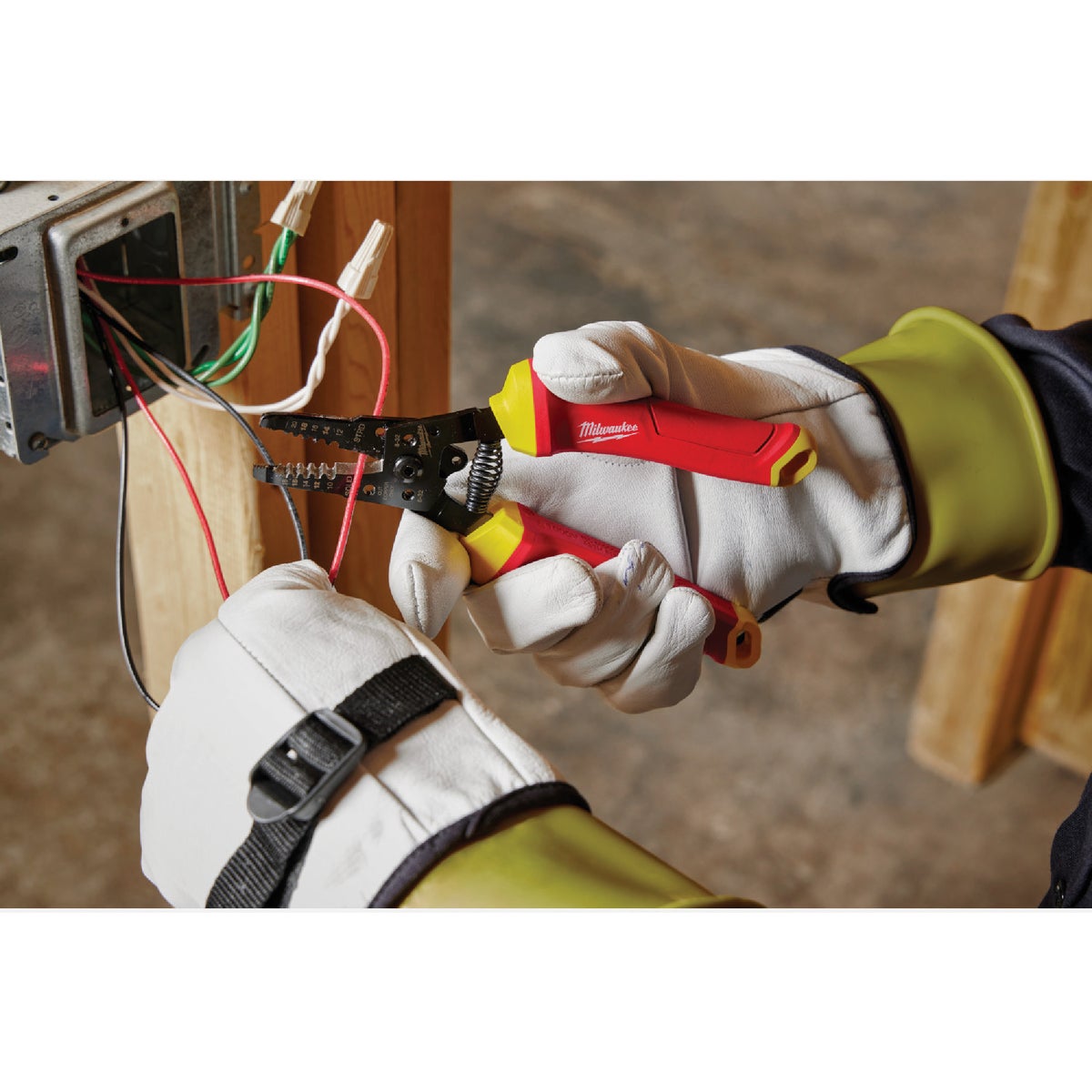 Milwaukee 8 In. 1000V Insulated Wire Stripper & Cutter Image 3