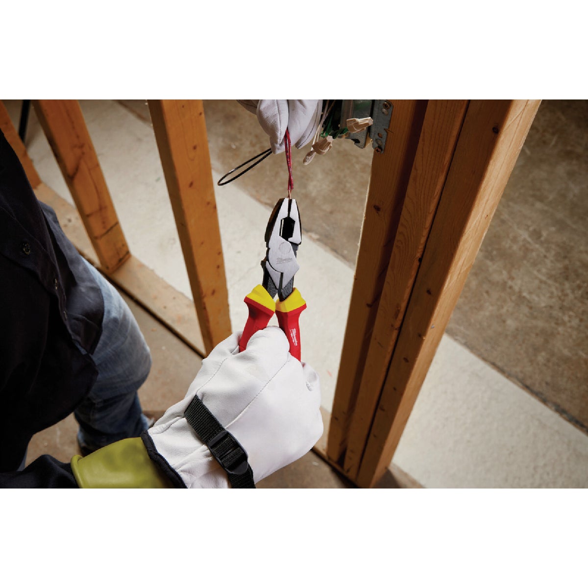 Milwaukee 9 In. 1000V Insulated Lineman's Pliers Image 3