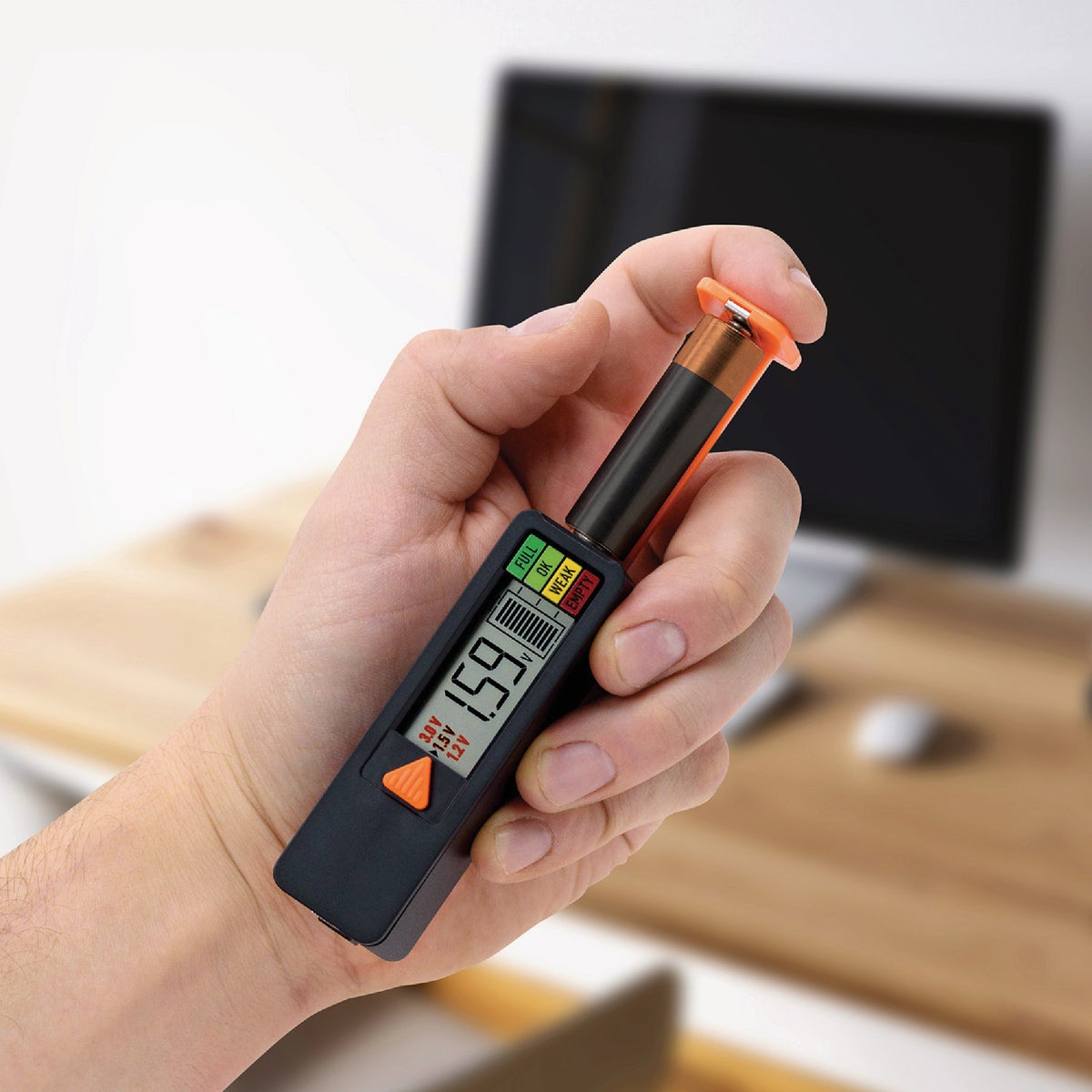 La Crosse Technology Digital Portal Battery Tester Image 4