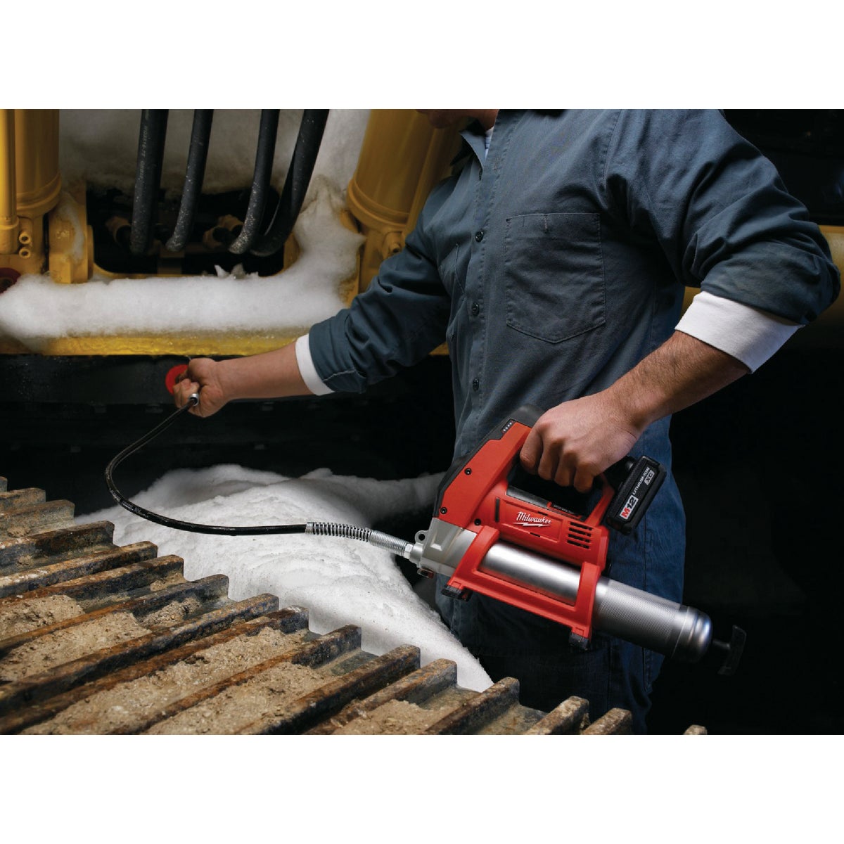 Milwaukee M12 12V Lithium-Ion Cordless Grease Gun Kit Image 4