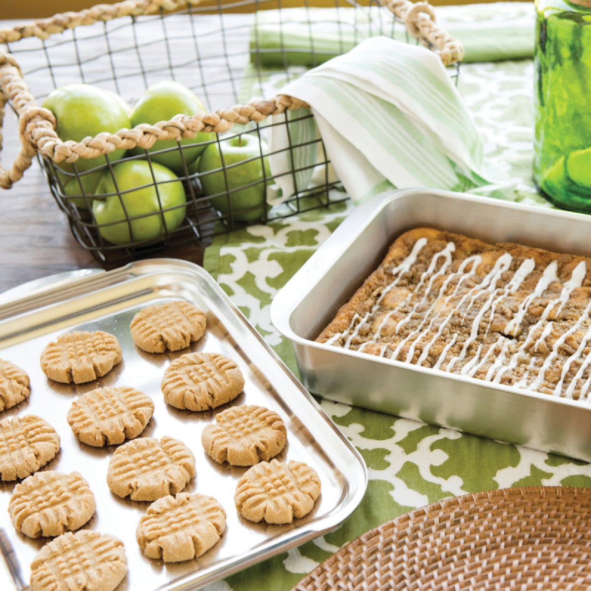 NordicWare Naturals 9 In. x 13 In. Aluminum Cake Pan with Lid Image 3