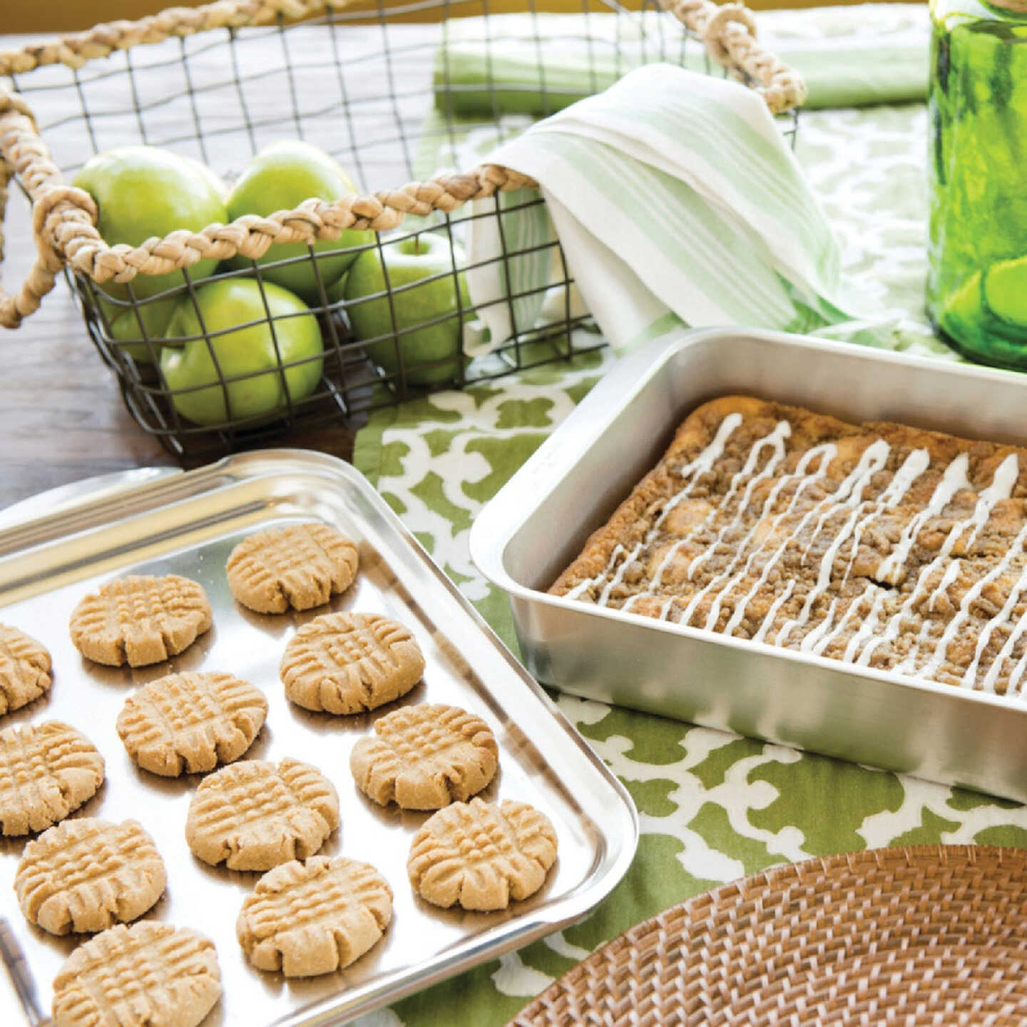 NordicWare Naturals 9 In. x 13 In. Aluminum Cake Pan with Lid Image 3