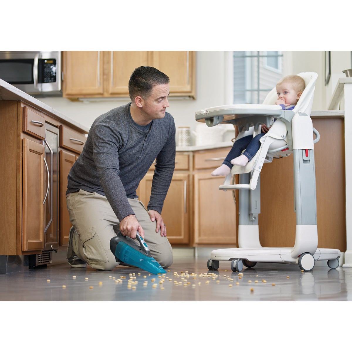 Black & Decker Dustbuster AdvancedClean Cordless Wet/Dry Handheld Vacuum Image 3