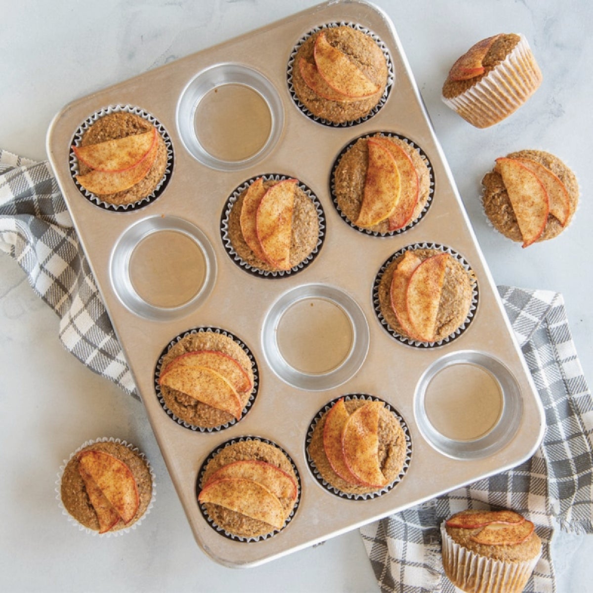 NordicWare Naturals 12 Cavity Muffin Pan Image 3