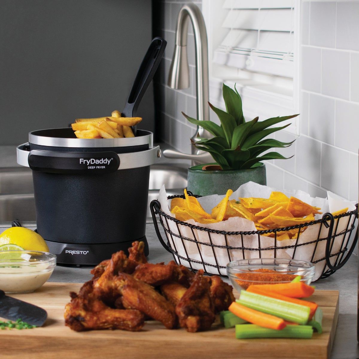 Presto FryDaddy 1 Qt. Black Aluminum Deep Fryer Image 6