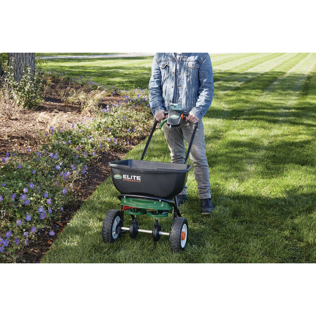 Scotts Elite 65 Lb. Broadcast Push Spreader Image 3