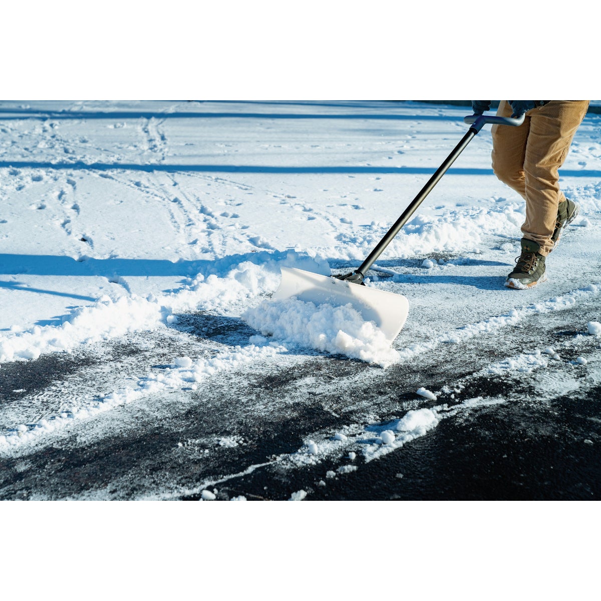 Suncast 24 In. Ultra High Molecular Weight Steel & Resin Snow Pusher Image 3