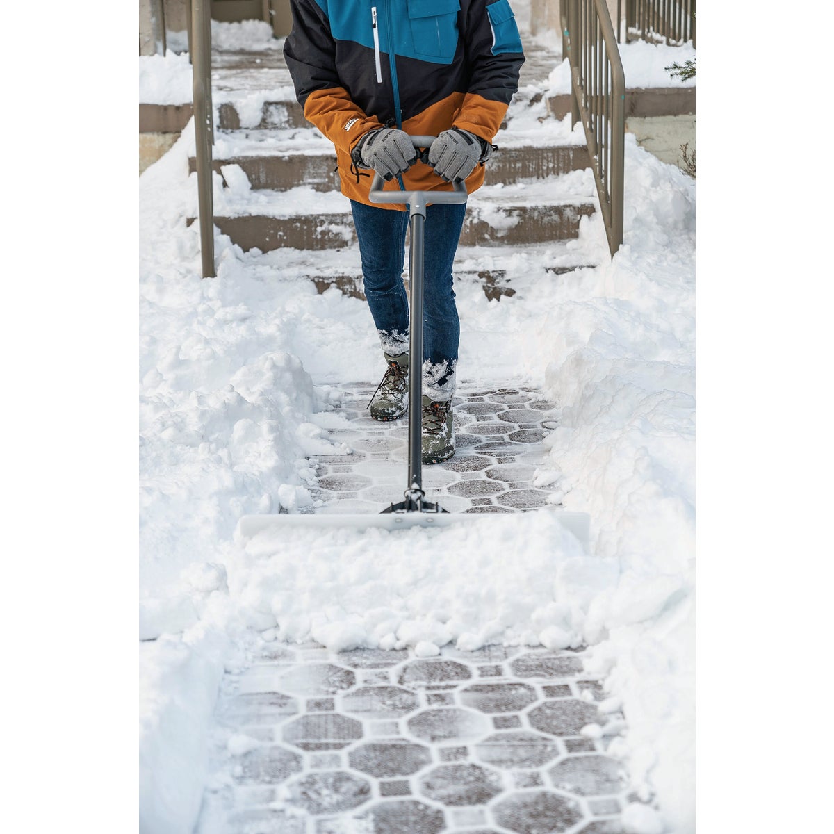 Suncast 30 In. Ultra High Molecular Weight Steel & Resin Snow Pusher Image 2