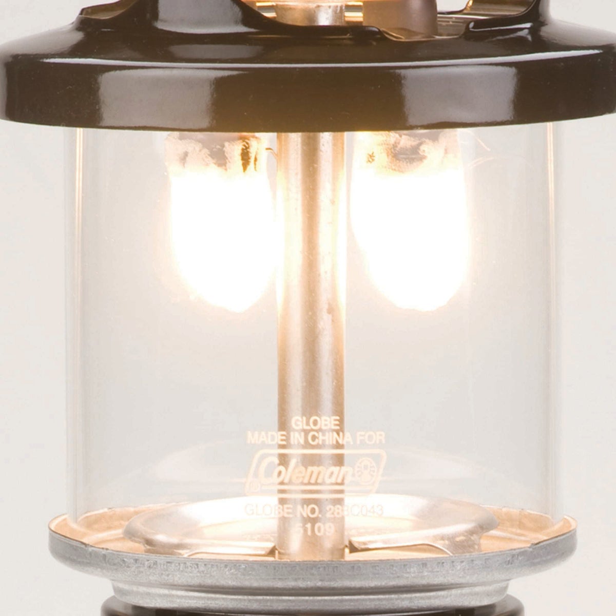 Coleman 1000 Lm. Deluxe Propane Lantern with Carry Case Image 4