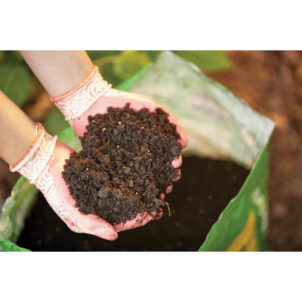 Miracle-Gro 0.75 Cu. Ft. All Purpose Garden Soil Image 2