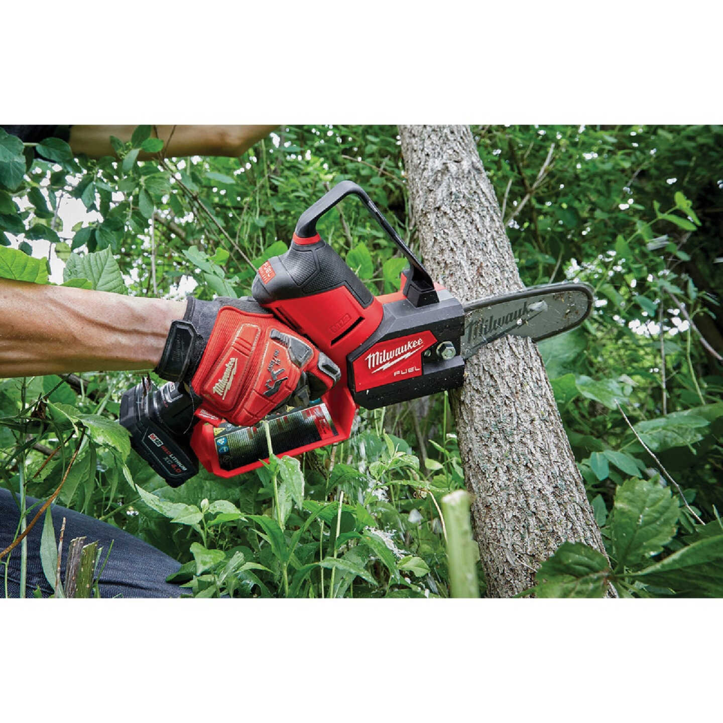 Milwaukee M12 FUEL HATCHET Brushless 6 In. Cordless Pruning Saw Kit with 4.0 Ah Battery & Charger Image 9