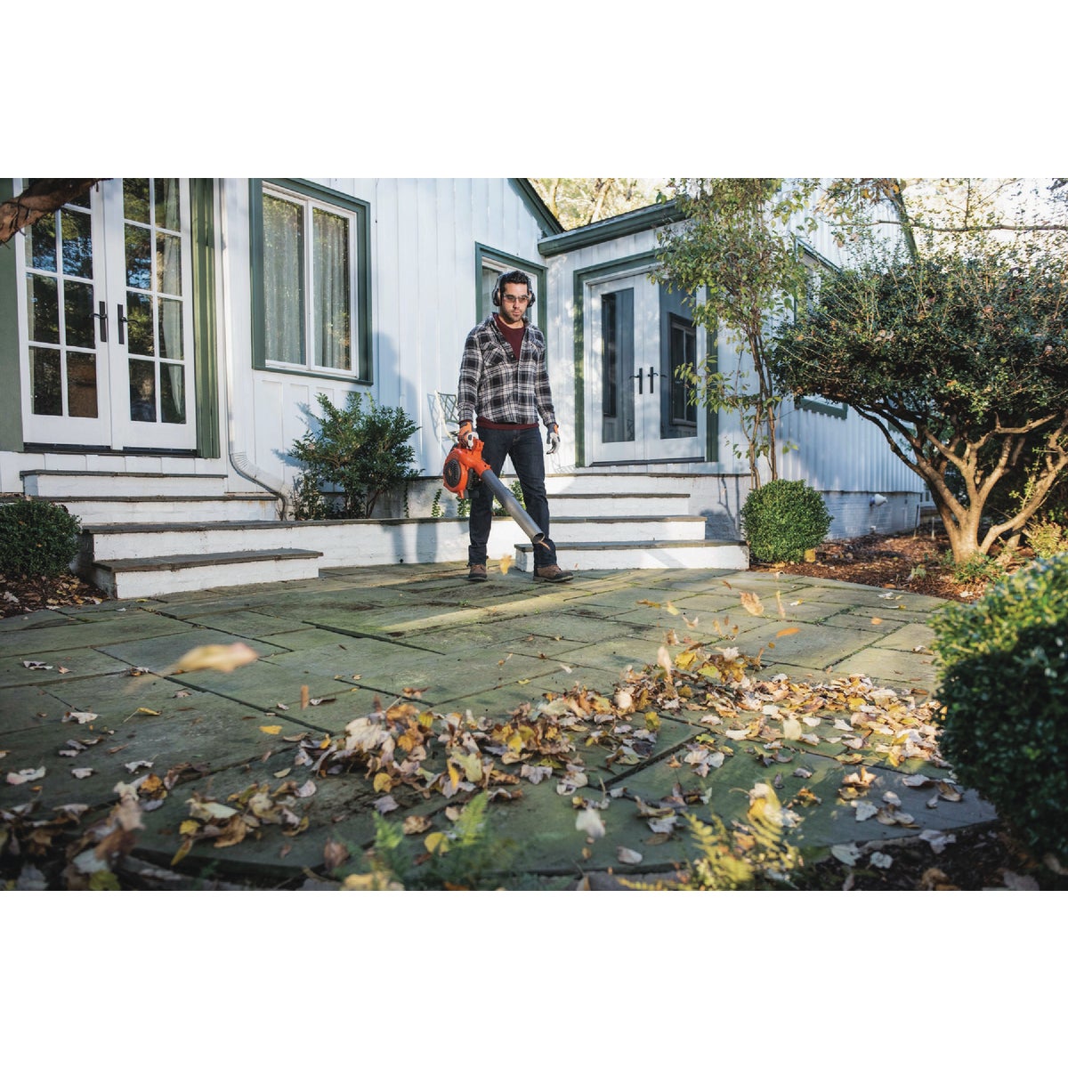 Husqvarna 125B 28cc 2-Cycle Gas 425 CFM 170 MPH Handheld Leaf Blower Image 5