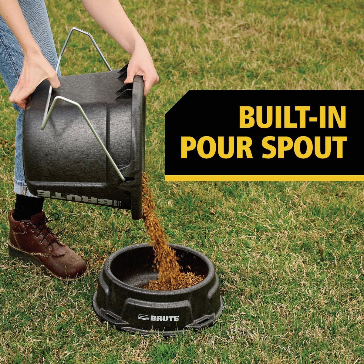 Rubbermaid Commercial Brute 5 Gal. 3-in-1 Flat Back Bucket Image 4