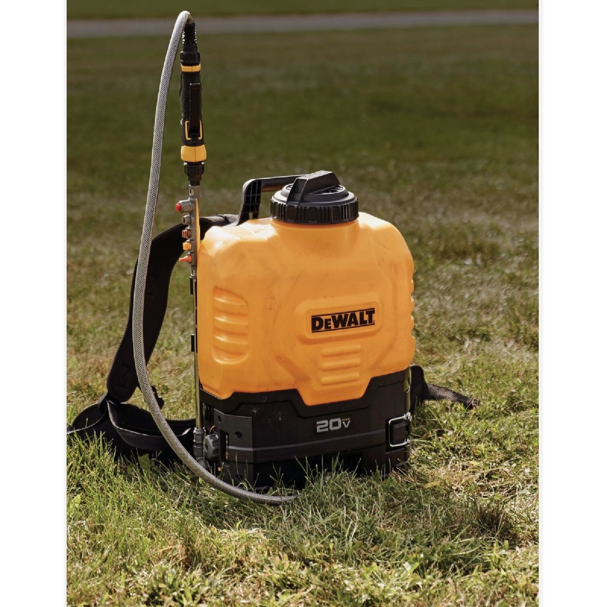 DEWALT 20V MAX 4 Gal. Battery Operated Backpack Sprayer with 2.0 Ah Battery & Charger Image 2