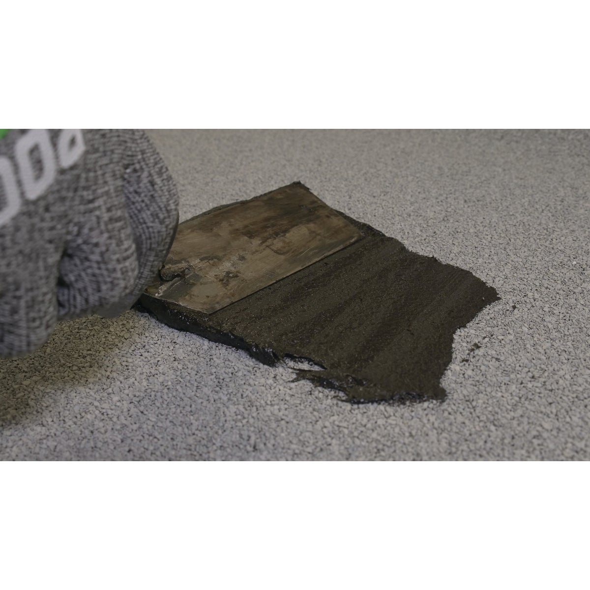 Rust-Oleum 1 Gal. Black Wet or Dry Roof Repair Image 2
