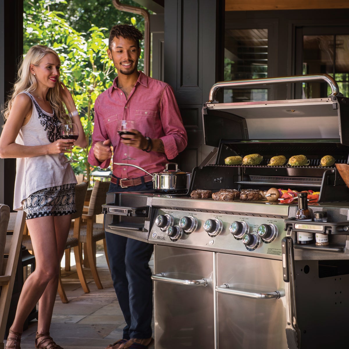 Broil King Regal S590 5-Burner Stainless Steel 55,000 BTU Natural Gas Grill with 10,000 BTU Side-Burner Image 3