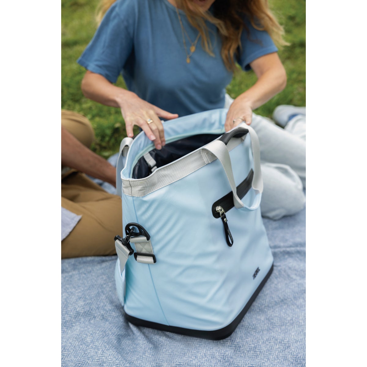 Thermos 30-Can Soft Side Cooler, Glacier Image 6